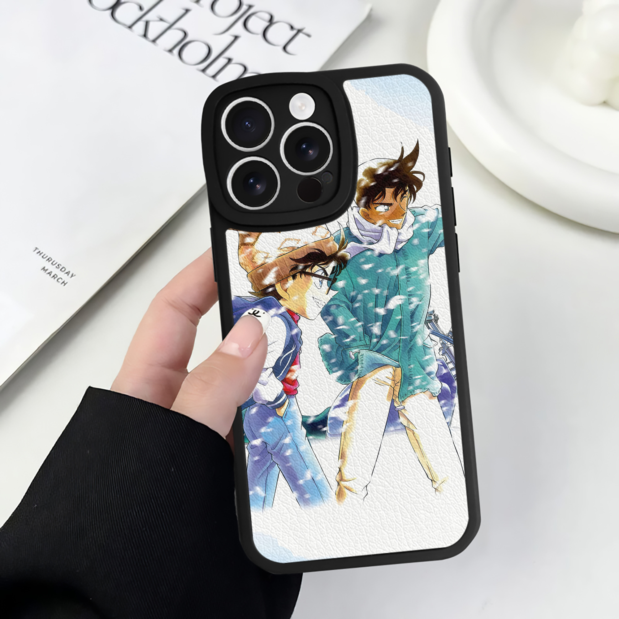 （画像用） 名探偵コナン Detective Conan 【iPhone 16シリーズ対応】シリコンスマホケース（レザー調） 材質：シリコン